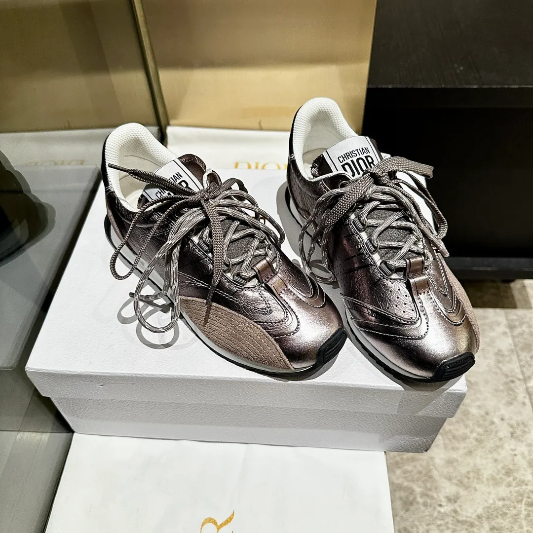 👟👟Ex-factory price 560👟👟 2025, new series, this Dior, C'est sneaker shows eye-catching and fashionable style. Carefully crafted, the 3D printed design of the upper is super fashionable, and the details also add a touch of elegance. The lightweight two-tone sole offers exceptional comfort and sporty style. Can add a stylish touch to any casual look. The tongue and sole are decorated with the Christian Paris logo, and the cowhide design is styled. Women's size 35-40